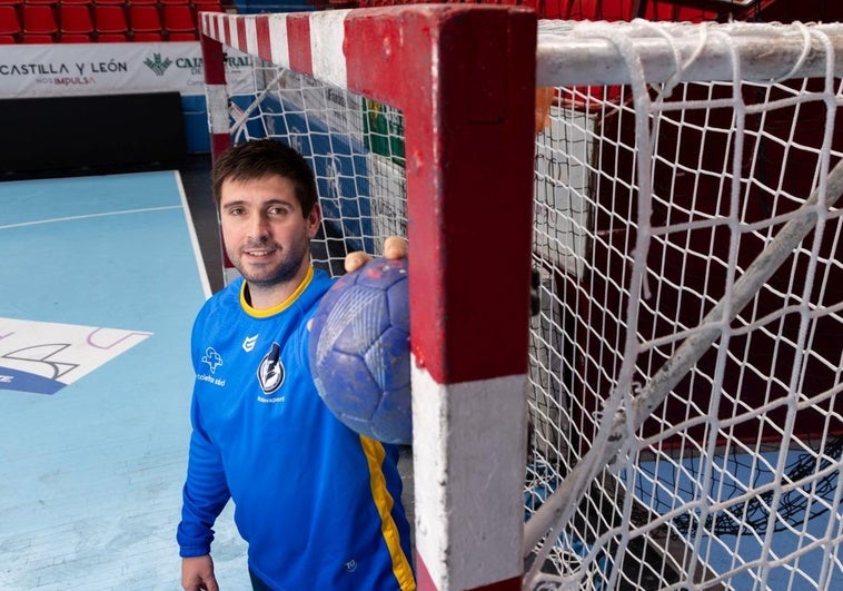 César Pérez posa junto a su portería en Huerta del Rey.