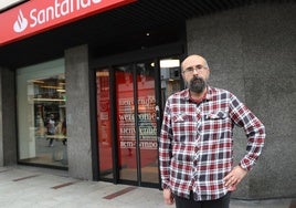 Santiago, en la puerta de la oficina de su entidad bancaria en Ordoño II.