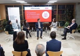 La periodista Susana Gutiérrez, Patricia Sáez (AON), Marcos Román (Acor), Beatriz García (INCIBE) y Santiago Aparicio (CEOE CyL) durante la mesa redonda