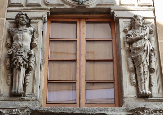 Ventana con las dos figuras.