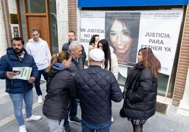 Familiares y amigos de Esther López, este martes, en los aledaños del juzgado.