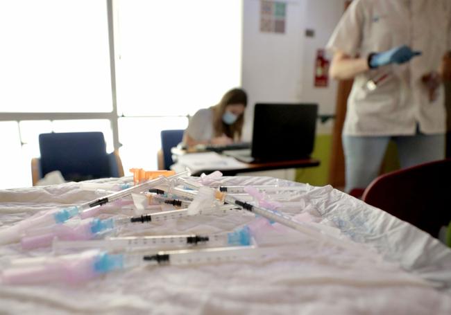 Inyectables con la vacuna de gripe y covid en una residencia de mayores.
