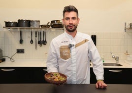 El chef Laín Montes con su plato de Conejo a la Maltesa recién hecho