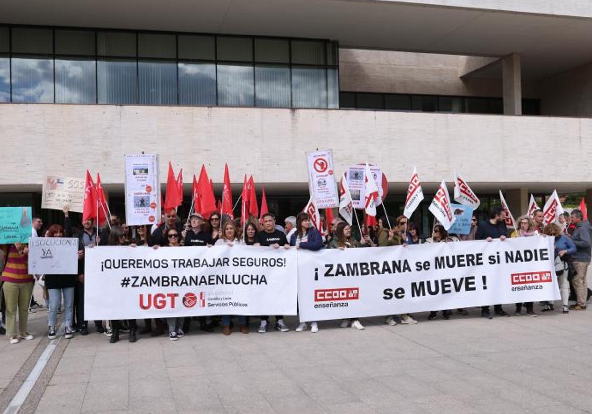 Protesta de los trabajadores del Zambrana frente a las Cortes, el pasado año.
