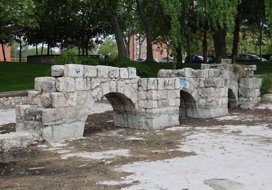 Los restos de la muralla de Valladolid cercanos al entorno de la Facultad de Filosofía y Letras.