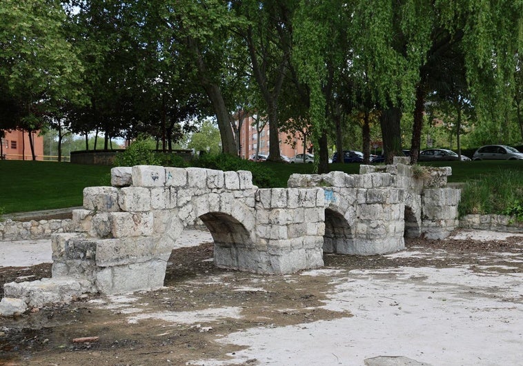 Los restos de la muralla de Valladolid cercanos al entorno de la Facultad de Filosofía y Letras.