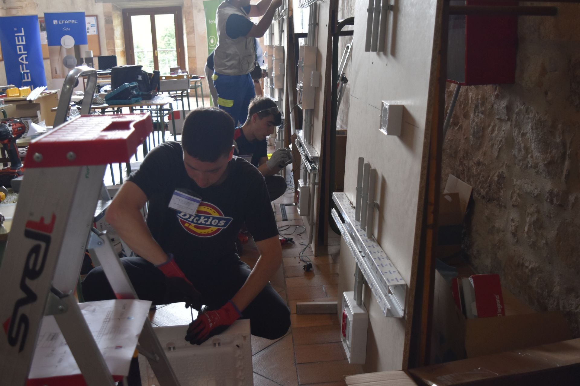 Concurso de sobretensiones, automáticos y tomas de corriente en Aguilar