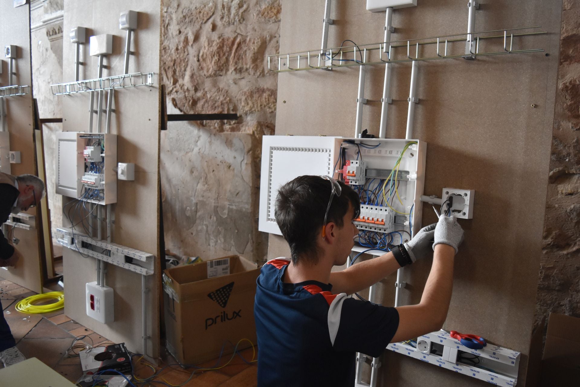 Concurso de sobretensiones, automáticos y tomas de corriente en Aguilar