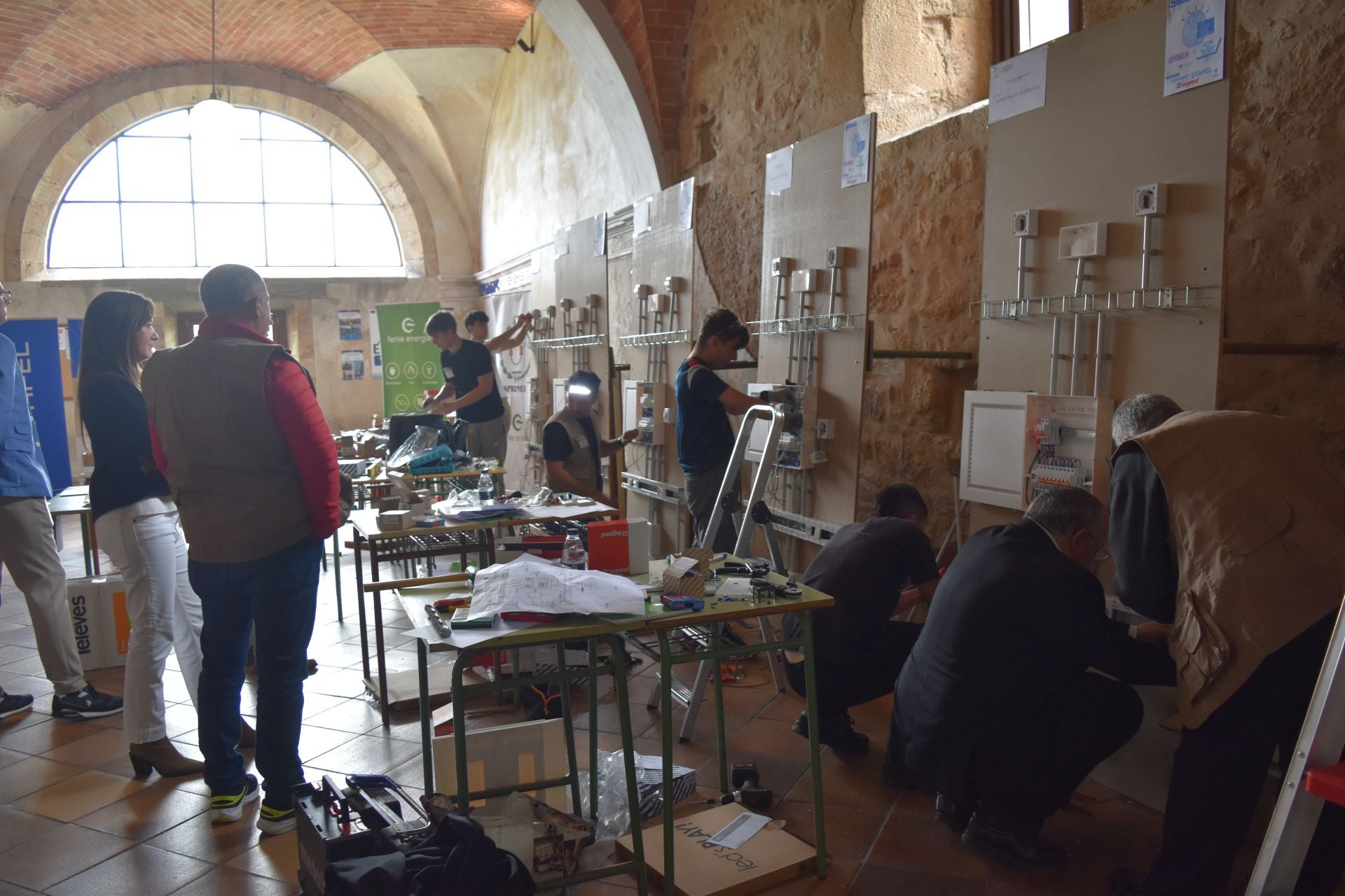 Concurso de sobretensiones, automáticos y tomas de corriente en Aguilar