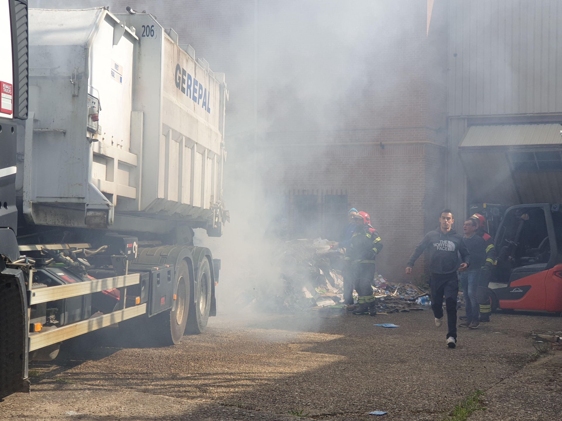Incendio en la antigua fábrica de Gullón en Aguilar