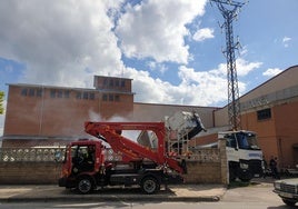 Incendio en la antigua fábrica de Gullón en Aguilar