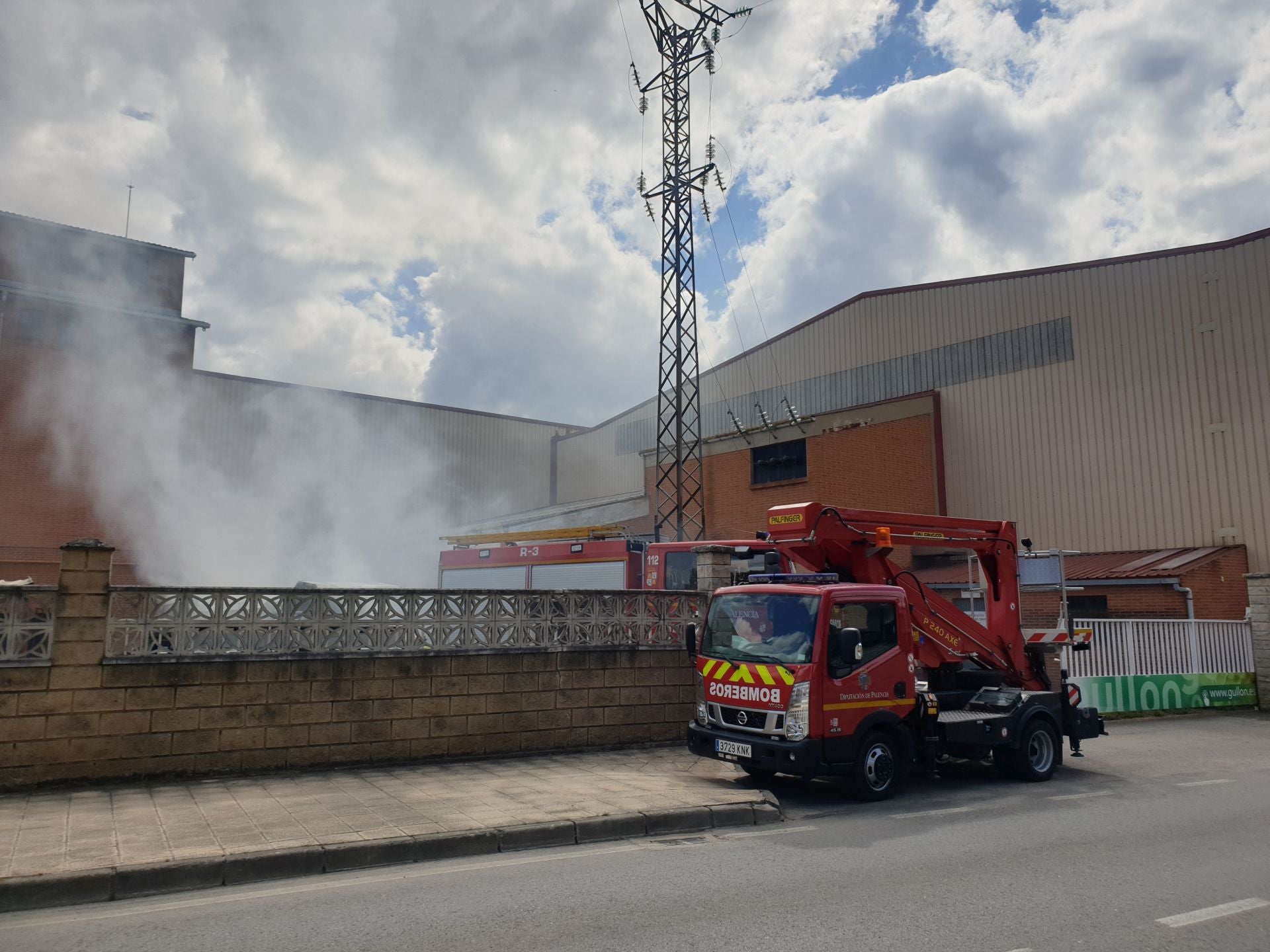 Incendio en la antigua fábrica de Gullón en Aguilar