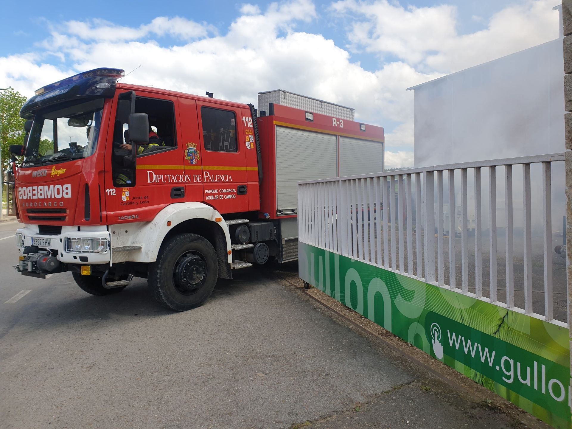 Incendio en la antigua fábrica de Gullón en Aguilar