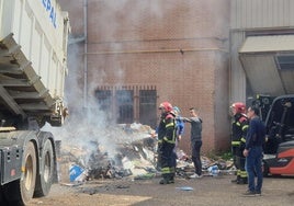 Los bomberos de Aguilar sofocan el fuego.
