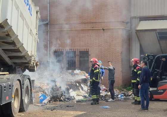 Los bomberos de Aguilar sofocan el fuego.