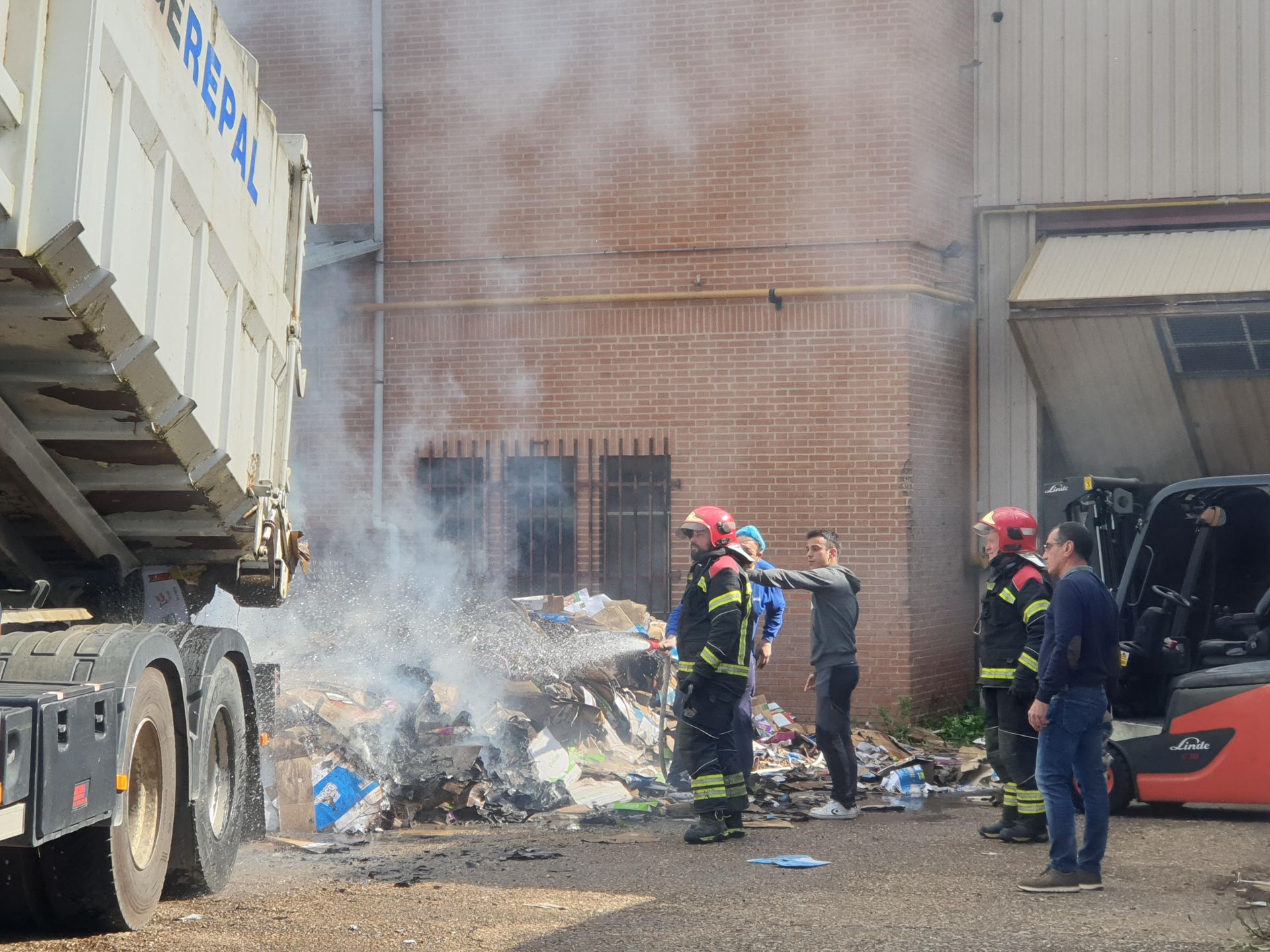 Incendio en la antigua fábrica de Gullón en Aguilar