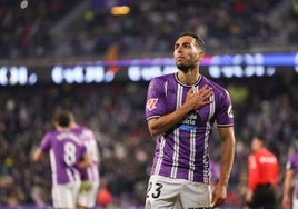 Anuar se lleva la mano al escudo en la celebración de su gol ante el Valencia.