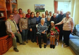 Natividad Sanabria, junto a sus hijos, yernos y nueras, el día de cumplir sus 108 años