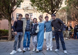 Los protagonistas de 'Voy a pasármelo mejor', en la plaza de Fabio Nelli.