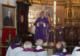 El obispo de Palencia preside la misa de funeral por Esteban Escudero, recordado en el cuadro de Capel.