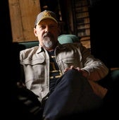 César Pérez Gellida, en la biblioteca del Círculo de Recreo.