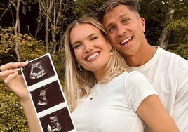 Eva Bargiela y Gianluca Simeone muestran la ecografía de su primer hijo.