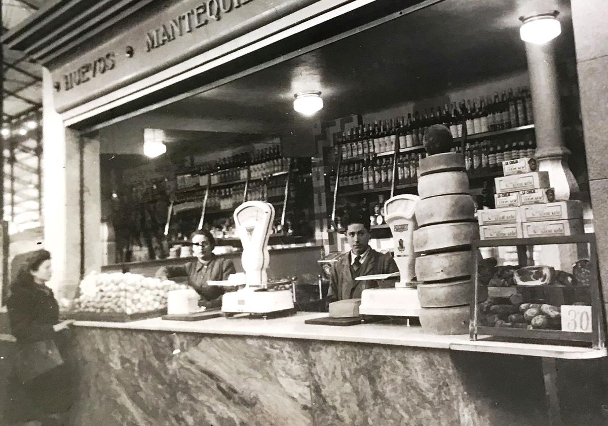 El puesto de la Granja Luisa en el mercado de El Campillo en 1952.