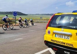Vehículo de la agrupación local de voluntarios de Protección Civil de Laguna de Duero durante una actuación preventiva en el gran premio ciclista Ayuntamiento de Mojados 'Memorial Juan Luis Vara Lorenzo'.