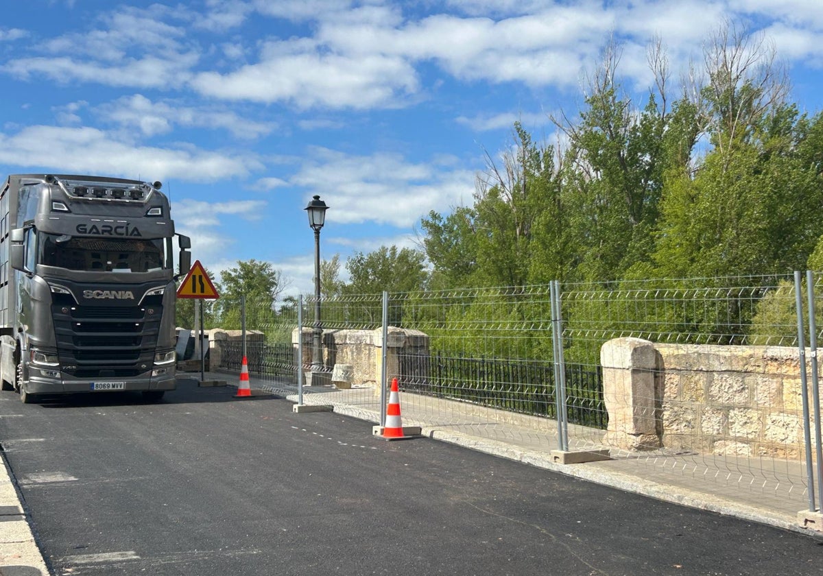 Transportes reabre al tráfico el puente de San Esteban de Gormaz mientras la Junta construye uno alternativo