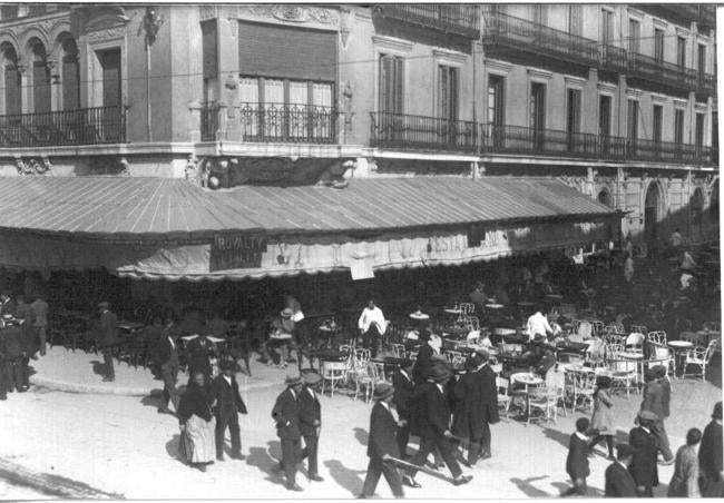 Esquina del café Royalty, en el Valladolid de 1918.