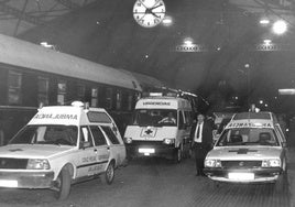 Varias ambulacias esperan en el andén de la estación la llegada de los heridos en el accidente de tren de 1988.