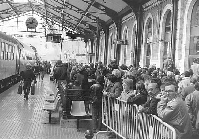 Numerosos pasajeros y curiosos se acercaron a la estación.