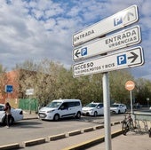 Una joven se dispone a coger un taxi en la parada del Hospital Río Hortega.