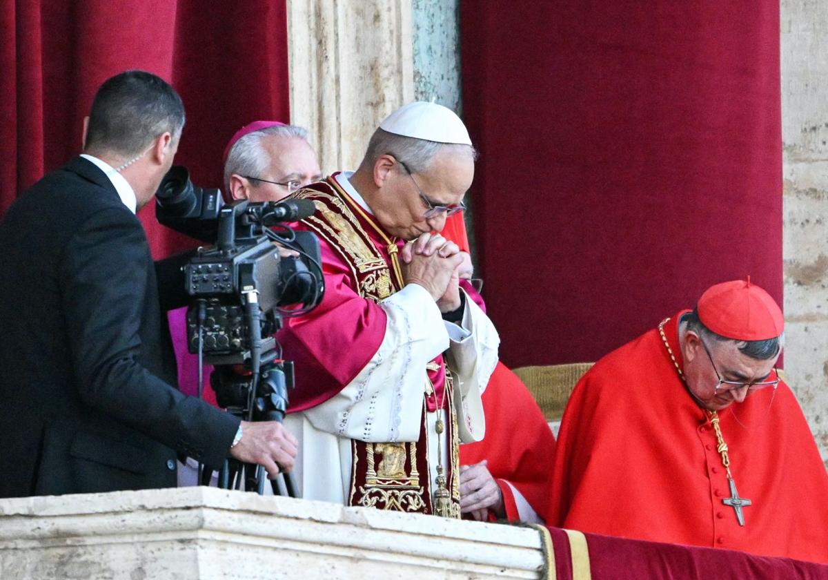 El papa León XIV, en su primera aparición pública como sumo pontífice.