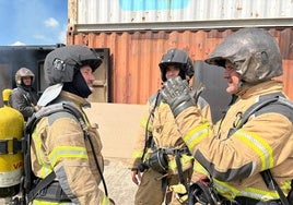 Alberto Cuadrado, concejal de Seguridad y Salud Pública, de Vox, atiende las indicaciones de los bomberos antes de entrar al contenedor de entrenamiento.