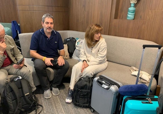 Juan Carlos Martín y Yolanda Castaño, pasajeros vallisoletanos a la espera en el aeropuerto de Yeda.
