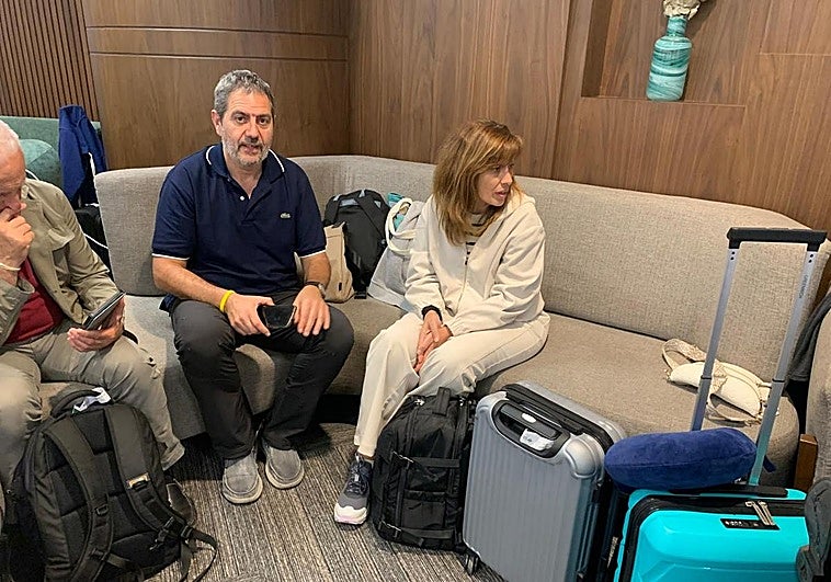Juan Carlos Martín y Yolanda Castaño, pasajeros vallisoletanos a la espera en el aeropuerto de Yeda.