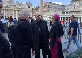 Argüello conversa con Robert Prevost en presencia de Jesús Fernández Lubiano.