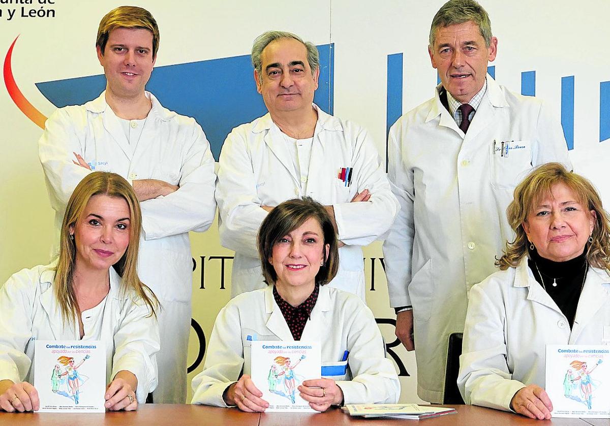 Imagen secundaria 1 - La doctora Armentia, en el laboratorio, con su hija Blanca. Con los doctores David Pérez, Luis Tamayo, José María Eiros, Marta Domínguez-Gil y Aurora Sacristán presentando una publicación para alertar del abuso de los antibióticos y recogiendo un premio junto al consejero Antonio María Sáez Aguado.