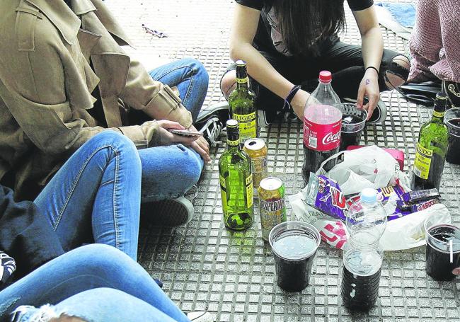 Jóvenes de botellón en la calle.