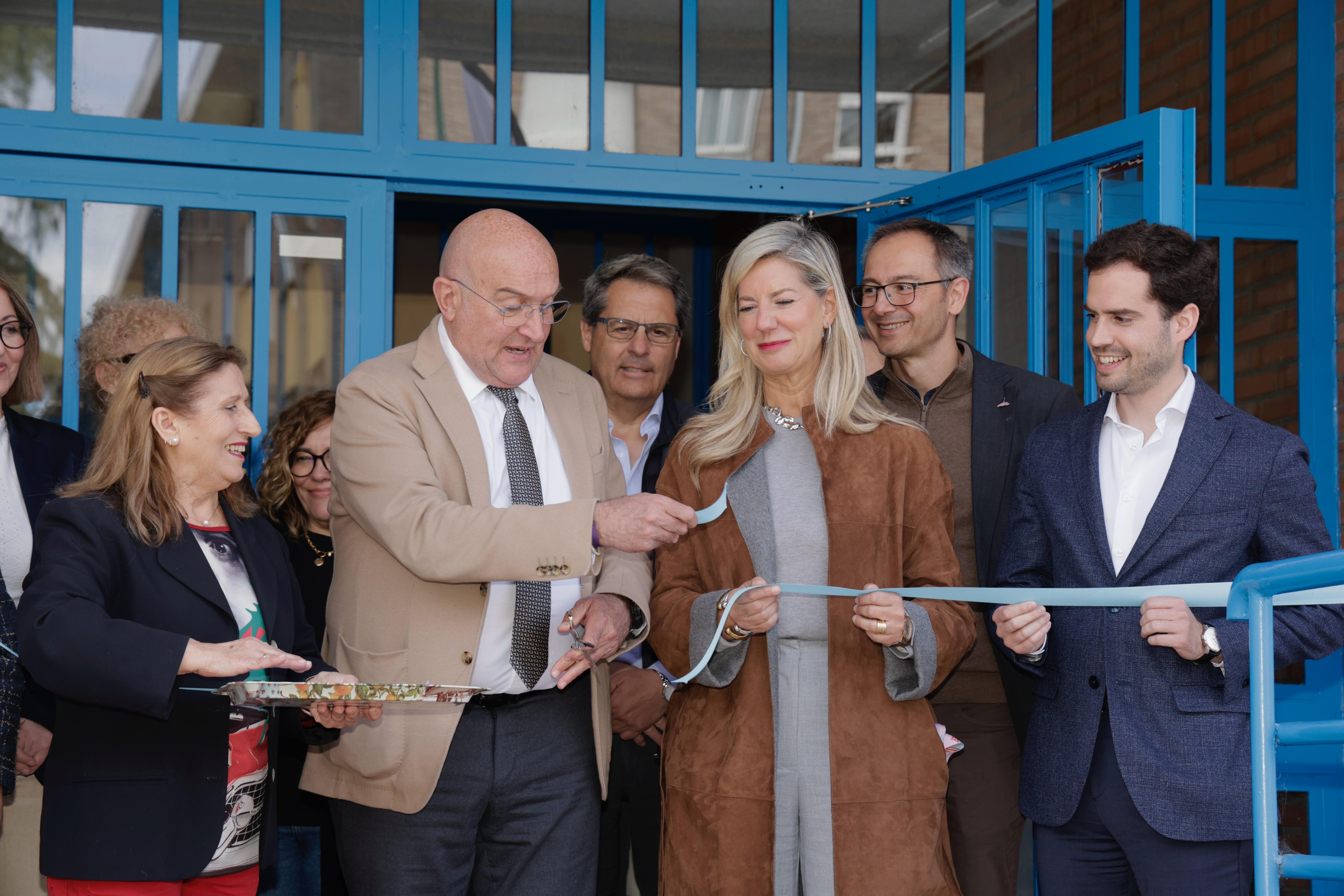 El alcalde de Valladolid, Jesús Julio Carnero, corta la cinta para inaugurar la sede de la Asociación Camino.