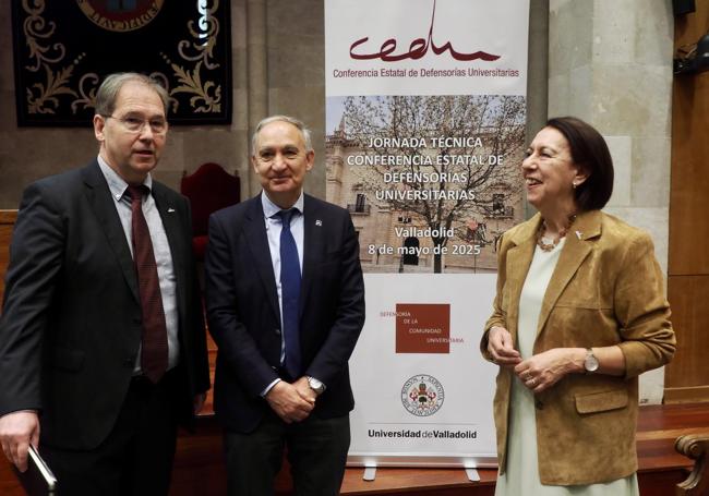 Lluís Caballol, presidente de CEDU; Antonio Larrgo, rector de la UVA y Milgaros Alario, defensora de la comunidad universitaria de la universidad