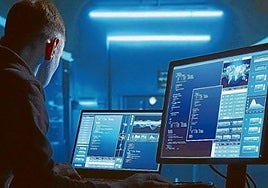 Un informático en el departamento de ciberseguridad de una empresa.