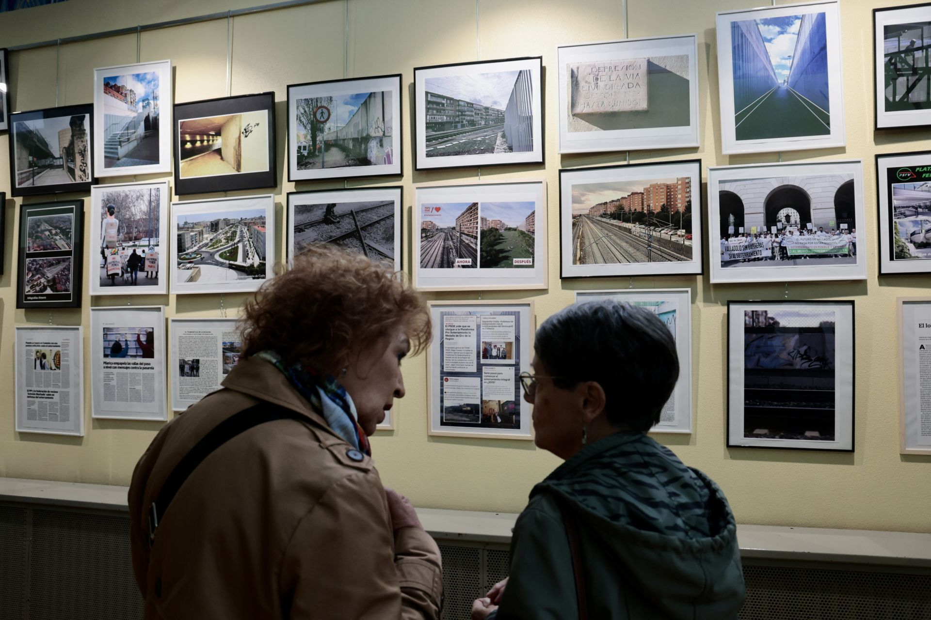 Dos mujeres, ante la exposición sobre el soterramiento inaugurada esta semana.