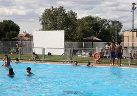 Bañistas en la piscina al aire libre de Segovia.