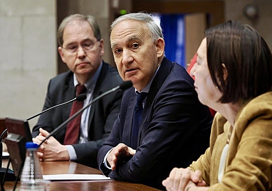 De izquierda a derecha, Lluís Caballol, presidente de CEDU; Antonio Larrgo, rector de la UVA y Milgaros Alario, defensora de la comunidad universitaria de la universidad.
