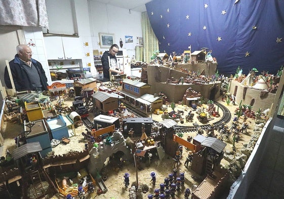 Pablo García supervisa el diorama ante la mirada de su padre, José Antonio