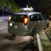 El vehículo circulaba sin dos ruedas y en sentido contrario por la calle Padre José Acosta.