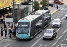Viajeros se suben a un autobús de la línea 1 en la plaza de España.