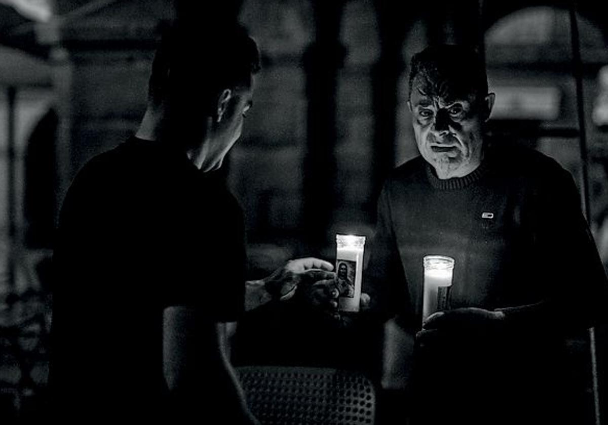 Dos personas iluminadas por la luz de las velas al caer la noche durante el apagón eléctrico del lunes 28 de abril.